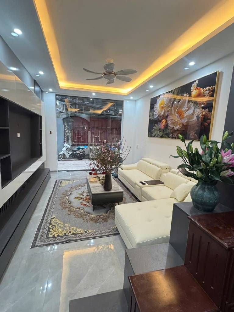 Bán nhà Nguyễn Chí Thanh - diện tích 45m2 5 tầng - Ô TÔ 7 CHỖ VÀO NHÀ - giá 19,9 tỷ