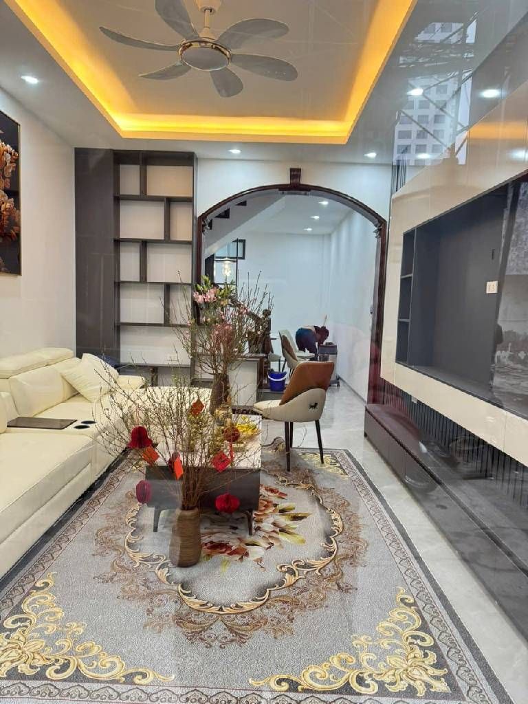 Bán nhà Nguyễn Chí Thanh - diện tích 45m2 5 tầng - Ô TÔ 7 CHỖ VÀO NHÀ - giá 19,9 tỷ