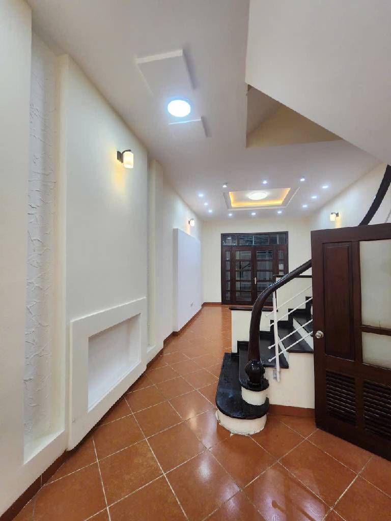 Bán nhà Đê La Thành - diện tích 49m2 5 tầng - Mặt ngõ thông thoáng - giá 9,5 tỷ