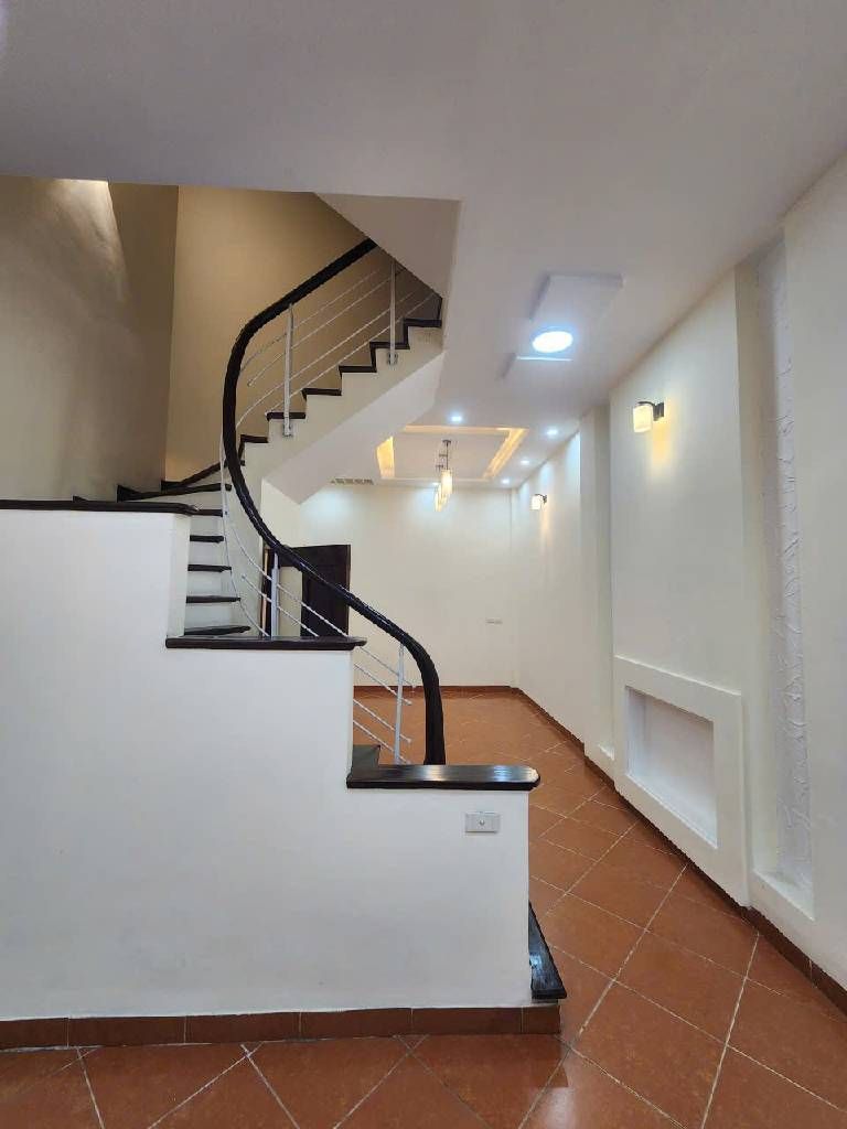 Bán nhà Đê La Thành - diện tích 49m2 5 tầng - Mặt ngõ thông thoáng - giá 9,5 tỷ