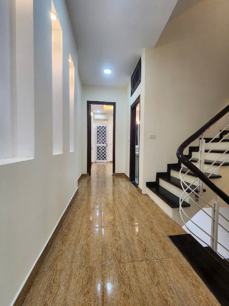 Bán nhà Đê La Thành - diện tích 49m2 5 tầng - Mặt ngõ thông thoáng - giá 9,5 tỷ