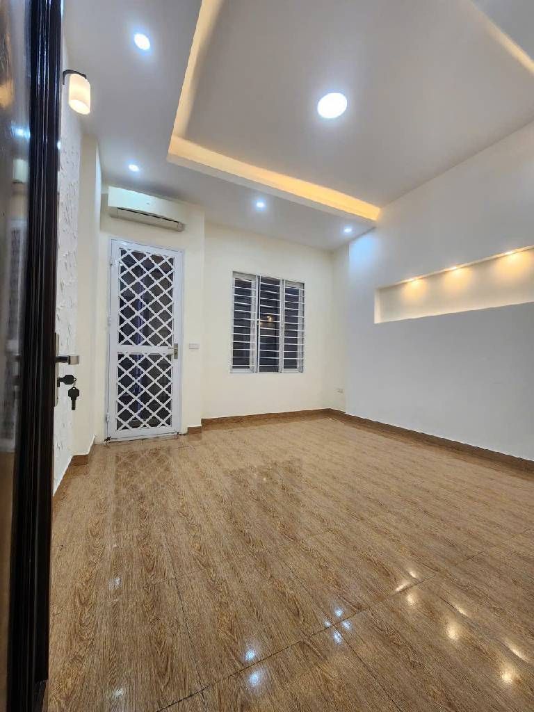 Bán nhà Đê La Thành - diện tích 49m2 5 tầng - Mặt ngõ thông thoáng - giá 9,5 tỷ