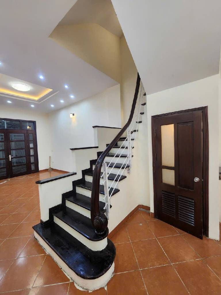 Bán nhà Đê La Thành - diện tích 49m2 5 tầng - Mặt ngõ thông thoáng - giá 9,5 tỷ