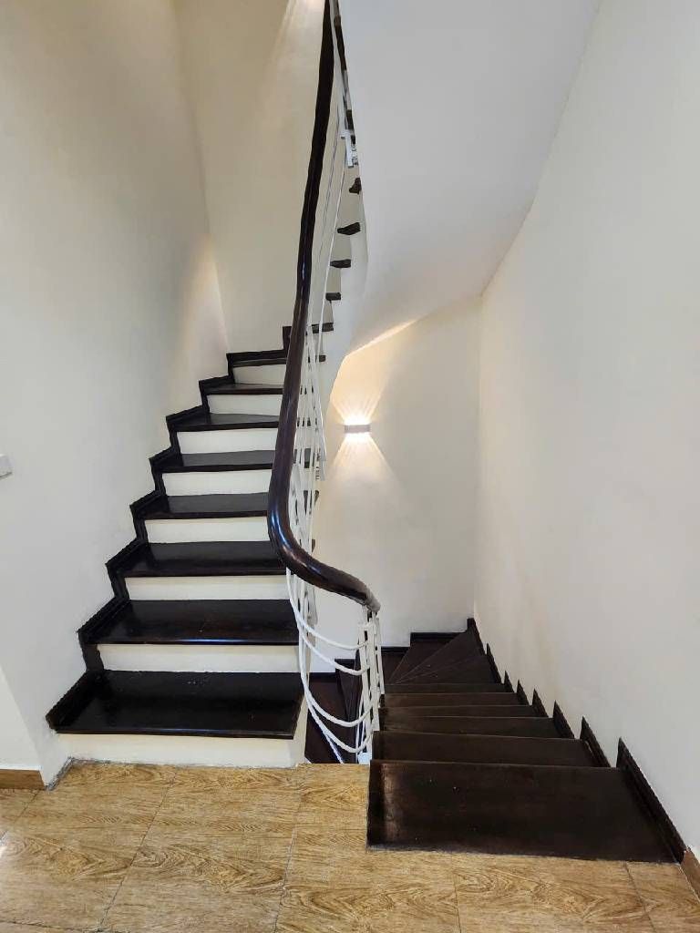 Bán nhà Đê La Thành - diện tích 49m2 5 tầng - Mặt ngõ thông thoáng - giá 9,5 tỷ