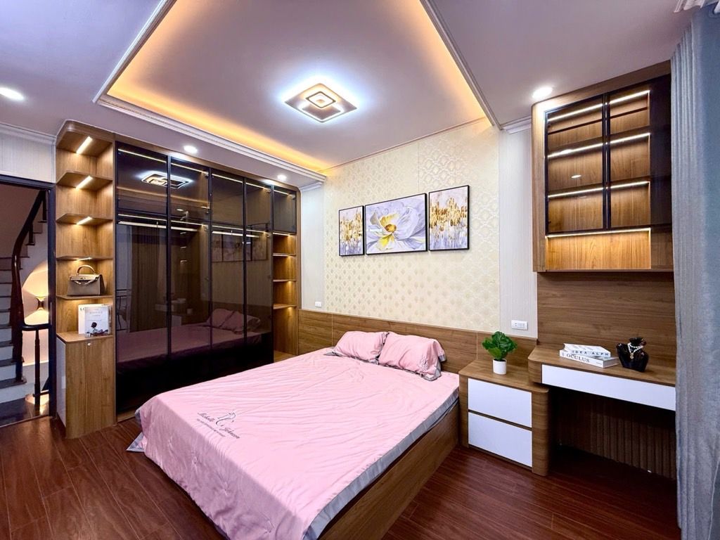 Bán nhà Định Công Thượng - diện tích 31m2 5 tầng - ô tô đỗ cửa - giá 9,3 tỷ