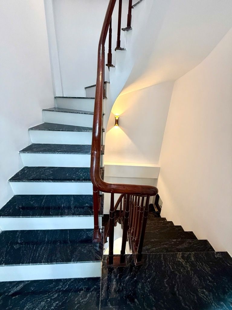 Bán nhà Định Công Thượng - diện tích 31m2 5 tầng - ô tô đỗ cửa - giá 9,3 tỷ