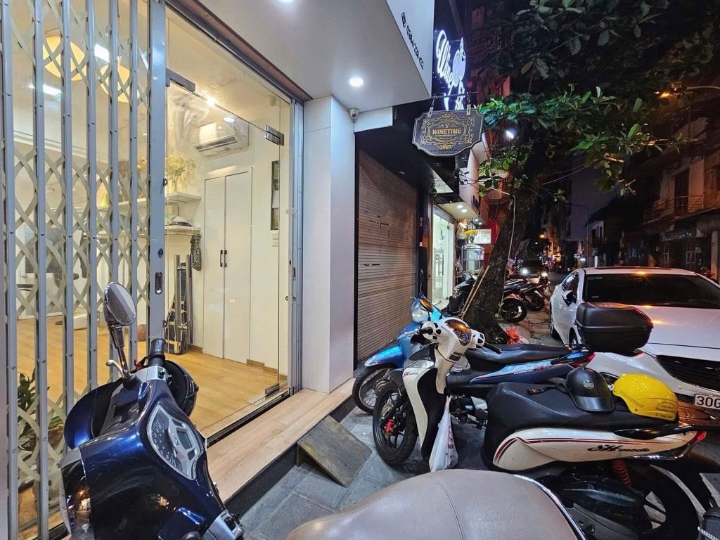 Bán nhà Bùi Thị Xuân - diện tích 28m2 4 tầng - Mặt phố trung tâm - giá 24 tỷ