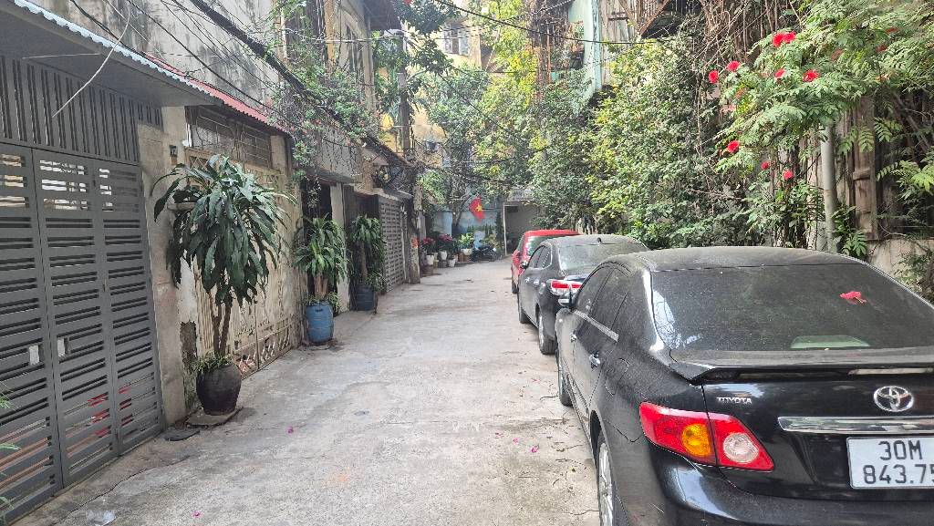 Bán nhà Giải Phóng - diện tích 71.9m2 3 tầng - ô tô tránh - giá 22,8 tỷ