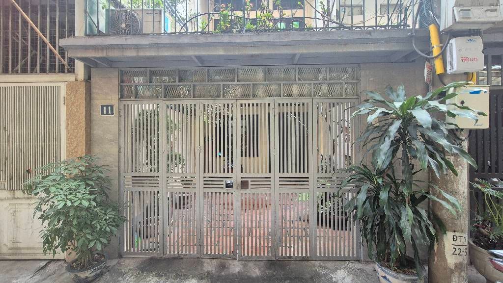 Bán nhà Giải Phóng - diện tích 71.9m2 3 tầng - ô tô tránh - giá 22,8 tỷ