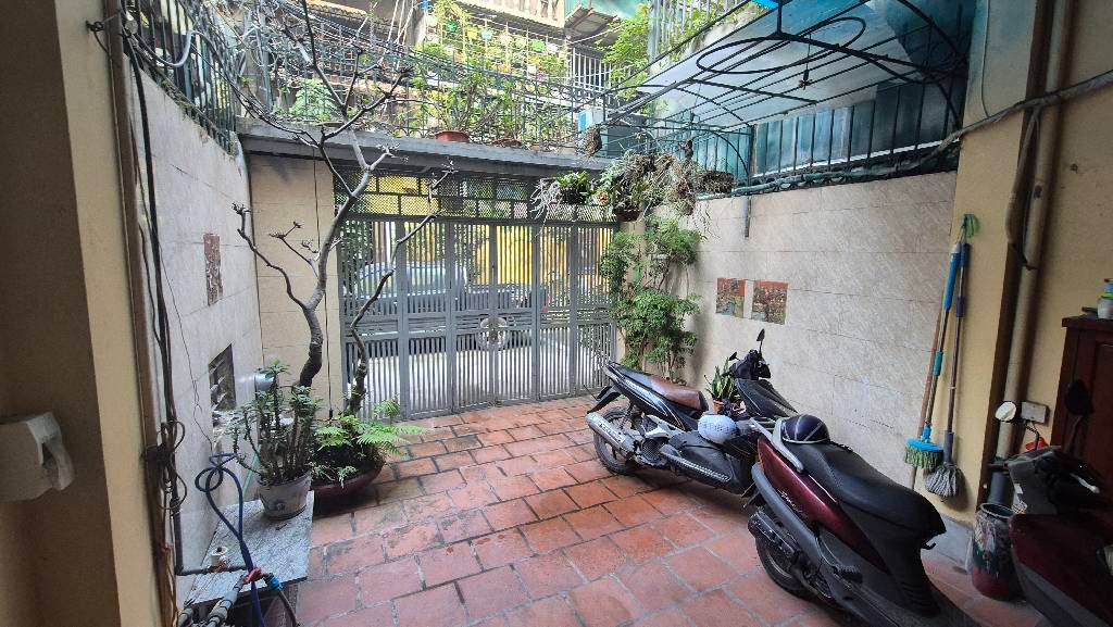 Bán nhà Giải Phóng - diện tích 71.9m2 3 tầng - ô tô tránh - giá 22,8 tỷ