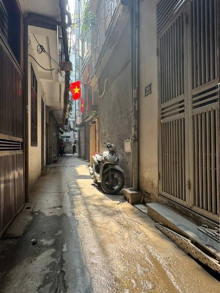 Bán nhà Cự Lộc - diện tích 40m2 5 tầng - Ngõ thông kinh doanh online - giá 9,95 tỷ