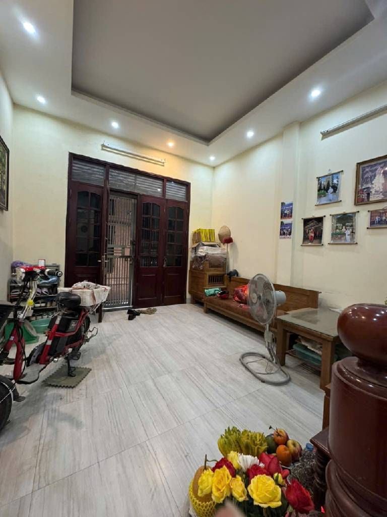 Bán nhà Cự Lộc - diện tích 40m2 5 tầng - Ngõ thông kinh doanh online - giá 9,95 tỷ