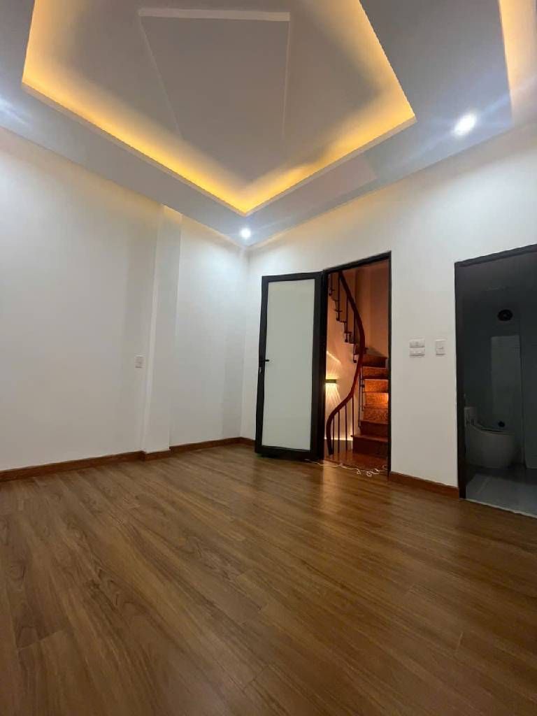 Bán nhà Hoàng Mai - diện tích 35.1m2 6 tầng - Ngõ siêu nông ba gác đỗ cửa - giá 7,8 tỷ