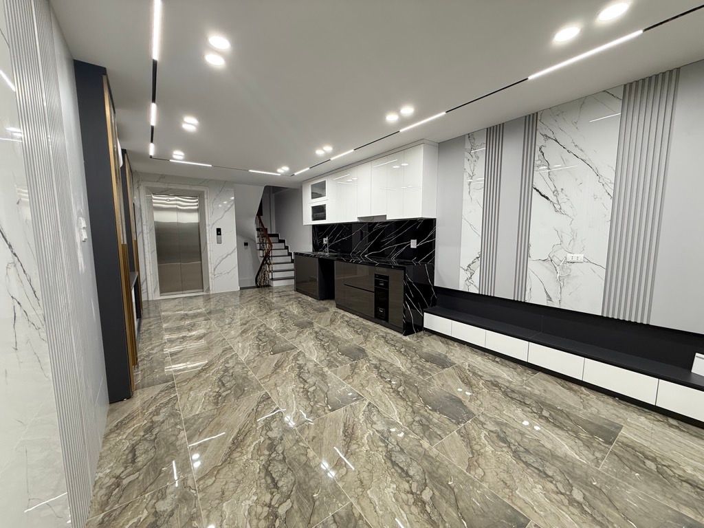 Bán nhà Hoàng Mai - diện tích 47m2 6 tầng - Ô TÔ TRÁNH - giá 20 tỷ