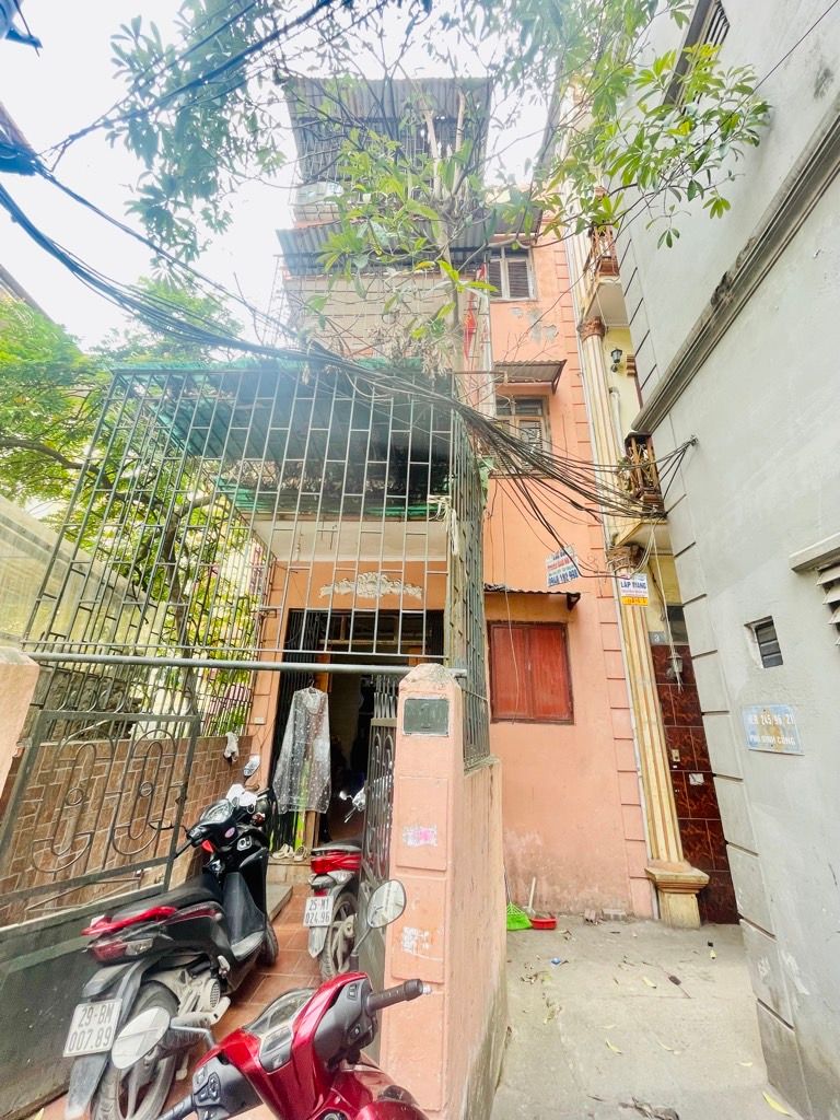 Bán nhà Định Công - diện tích 41m2 3 tầng - Gần ô tô, trung tâm gần nhiều tiện ích - giá 9,9 tỷ