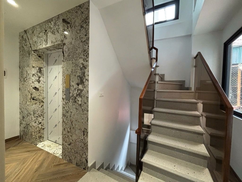 Bán nhà Lò Đúc - diện tích 35.8m2 6 tầng - Nhà lô góc, thang máy, tặng nội thất sang trọng - giá 17,5 tỷ