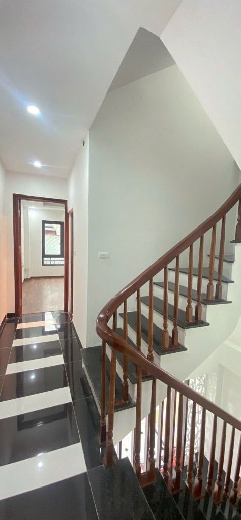 Bán nhà Nguyễn Khoái - diện tích 43.4m2 5 tầng - ô tô tránh - giá 15,9 tỷ