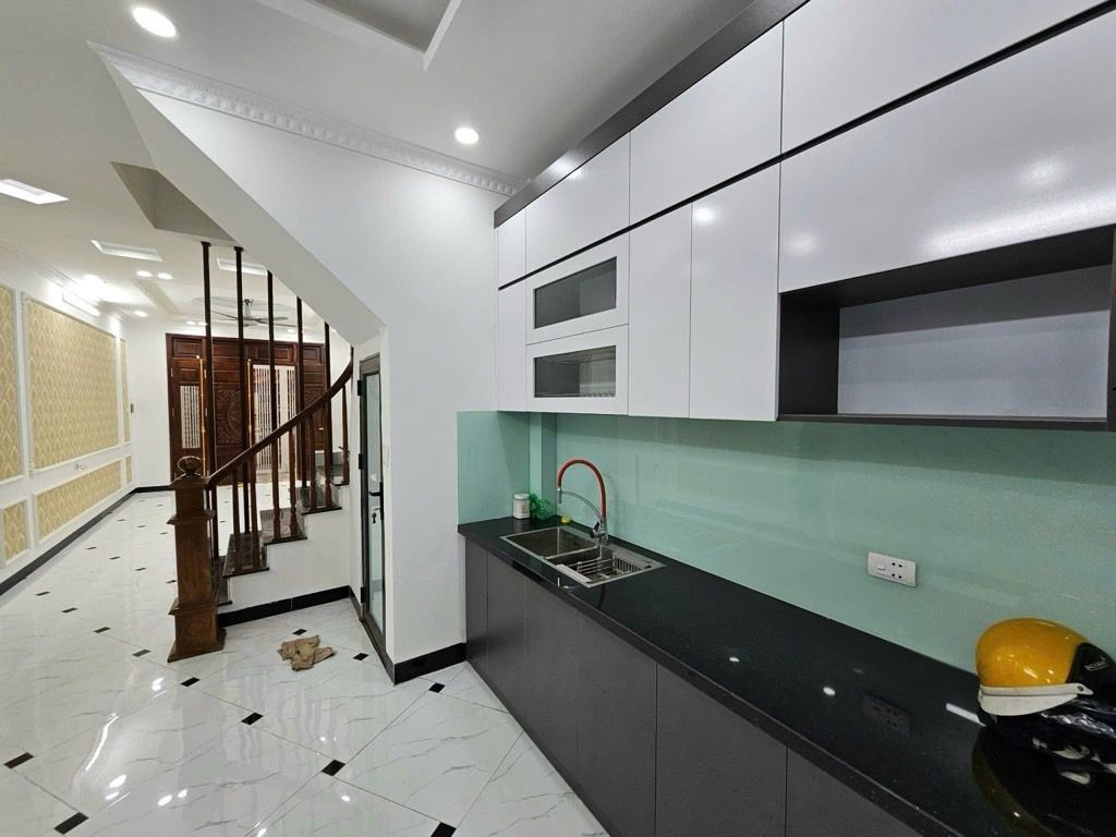 Bán nhà Nguyễn Khoái - diện tích 43.4m2 5 tầng - ô tô tránh - giá 15,9 tỷ