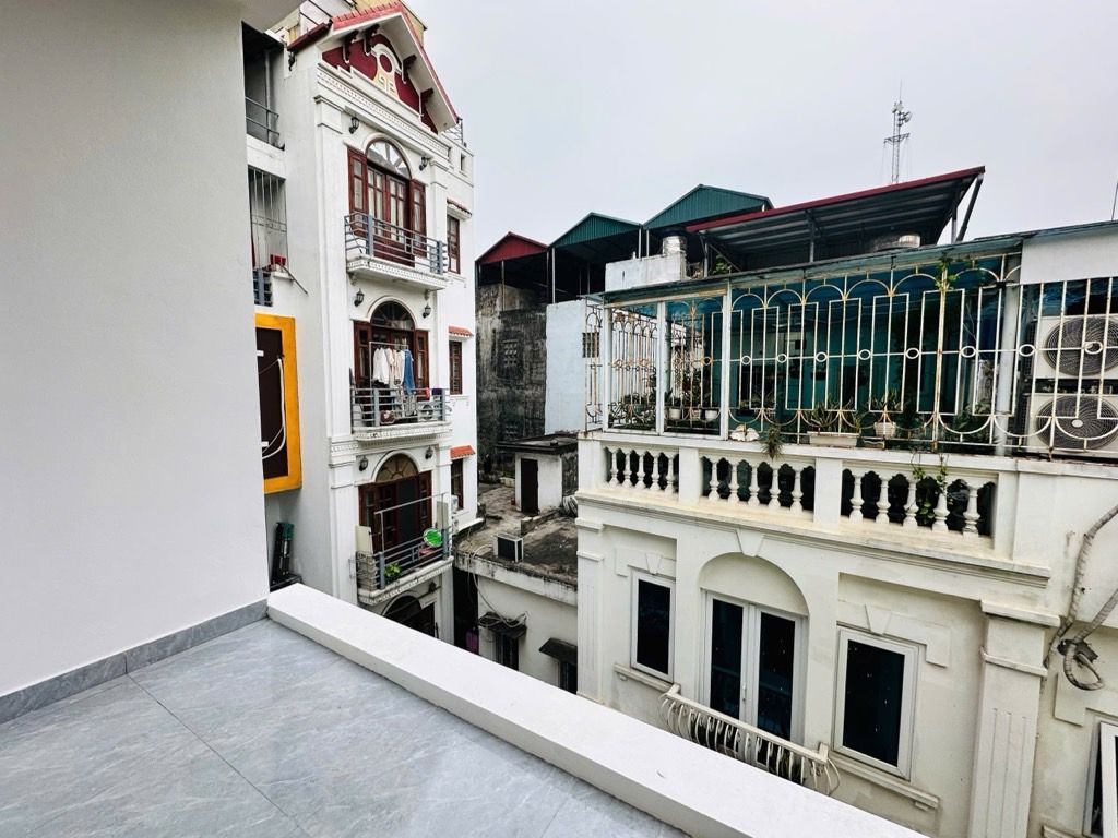 Bán nhà Hào Nam - diện tích 40m2 5 tầng - NGÕ THÔNG BA GÁC - NHÀ XÂY MỚI ĐẸP - giá 10,8 tỷ