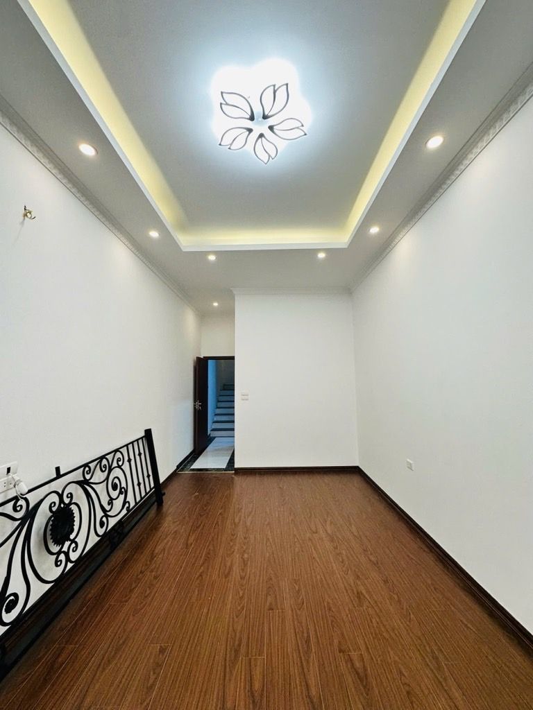 Bán nhà Hào Nam - diện tích 40m2 5 tầng - NGÕ THÔNG BA GÁC - NHÀ XÂY MỚI ĐẸP - giá 10,8 tỷ