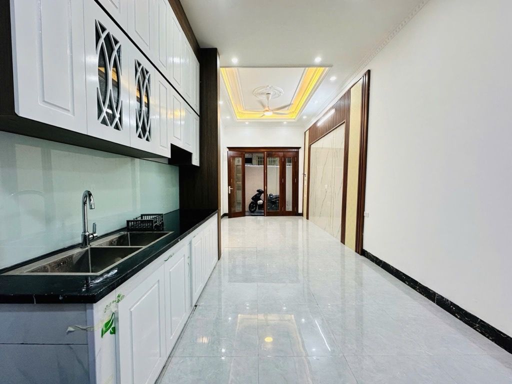 Bán nhà Hào Nam - diện tích 40m2 5 tầng - NGÕ THÔNG BA GÁC - NHÀ XÂY MỚI ĐẸP - giá 10,8 tỷ