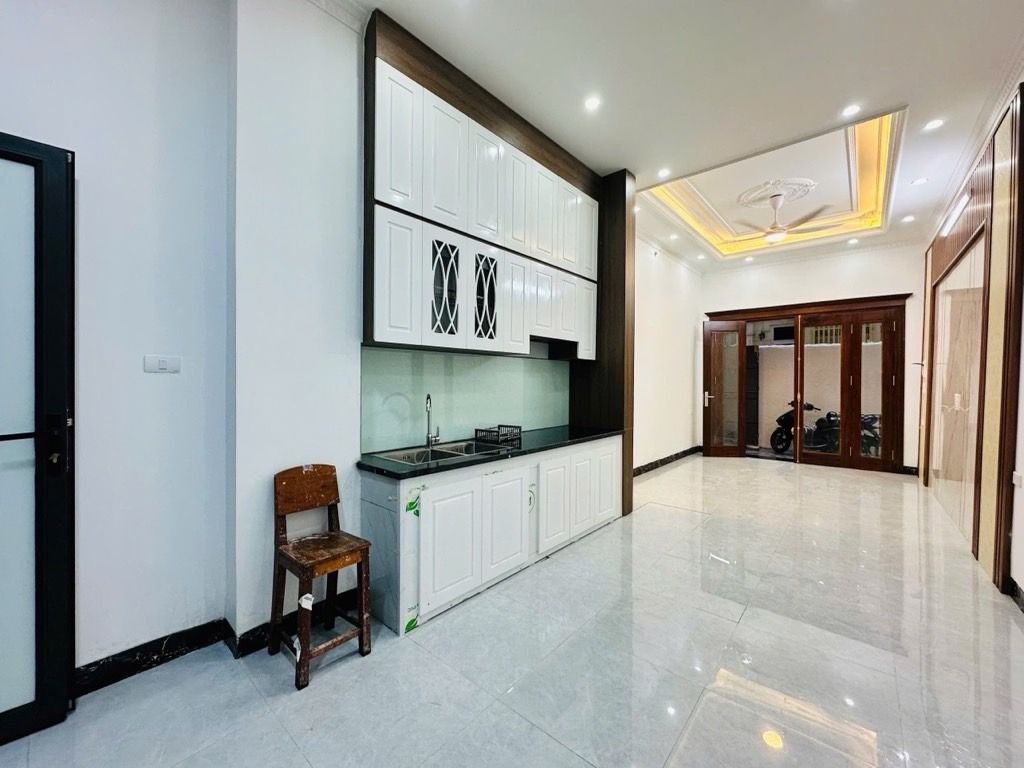 Bán nhà Hào Nam - diện tích 40m2 5 tầng - NGÕ THÔNG BA GÁC - NHÀ XÂY MỚI ĐẸP - giá 10,8 tỷ