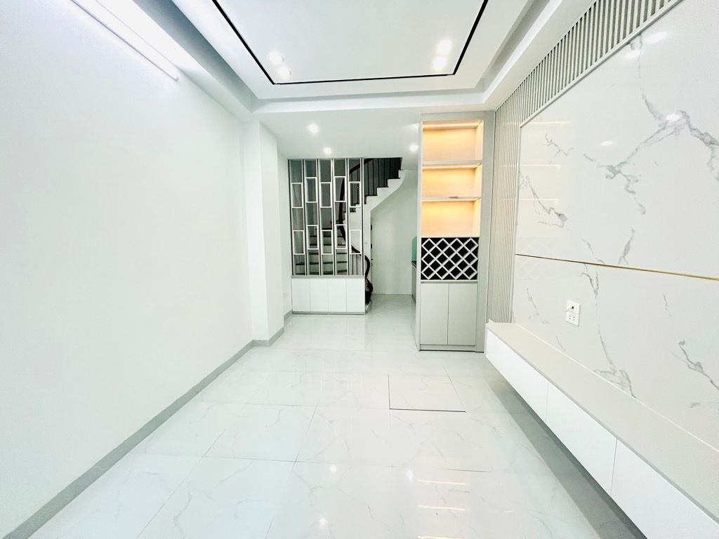 Bán nhà Trương Định - diện tích 28.4m2 5 tầng - gần phố - giá 7,8 tỷ