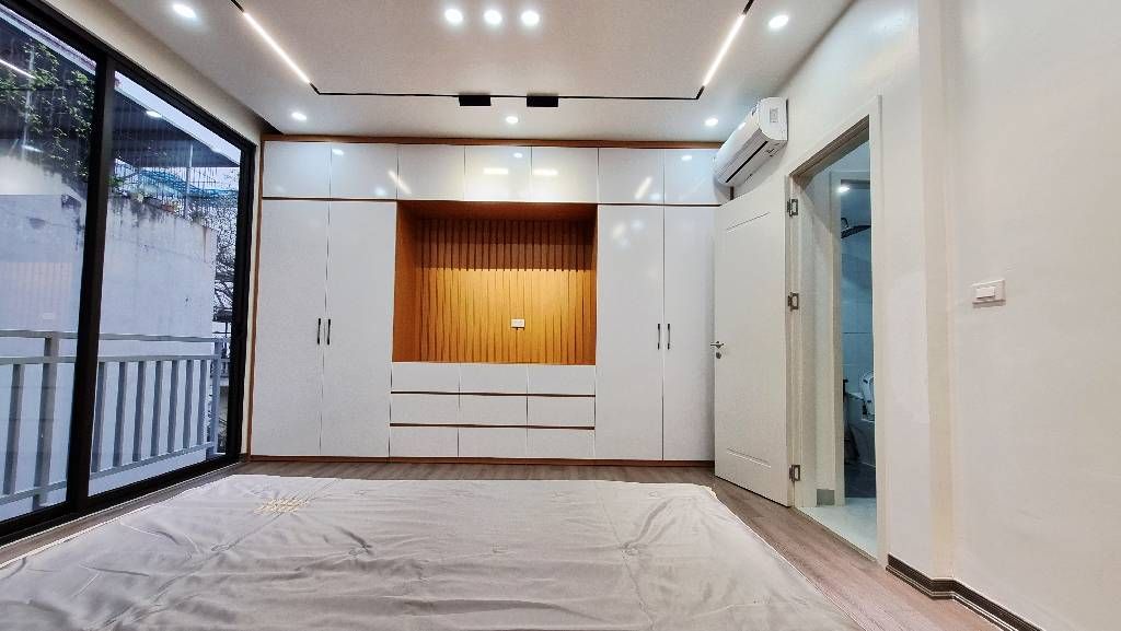 Bán nhà Giáp Bát - diện tích 32m2 5 tầng - ngõ ô tô thông - giá 12,8 tỷ