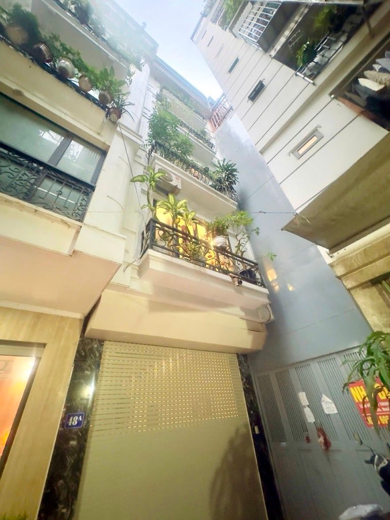 Bán nhà Thịnh Hào - diện tích 39m2 5 tầng - Ô TÔ VÀO NHÀ - giá 16 tỷ