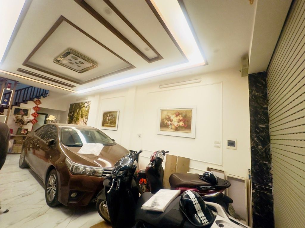 Bán nhà Thịnh Hào - diện tích 39m2 5 tầng - Ô TÔ VÀO NHÀ - giá 16 tỷ