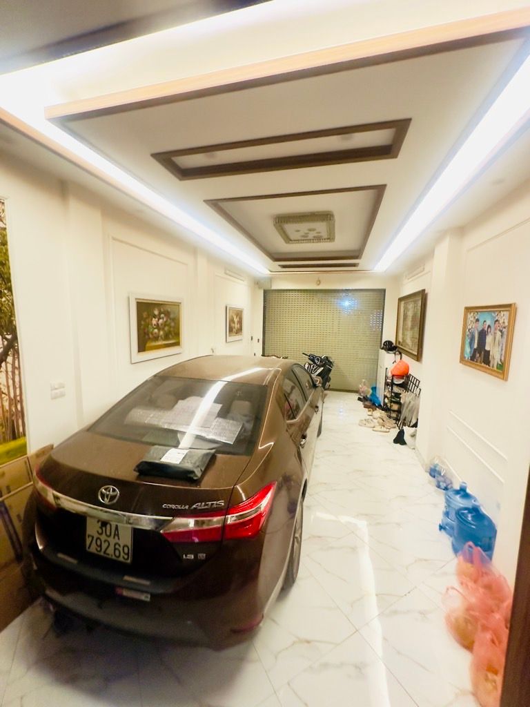 Bán nhà Thịnh Hào - diện tích 39m2 5 tầng - Ô TÔ VÀO NHÀ - giá 16 tỷ