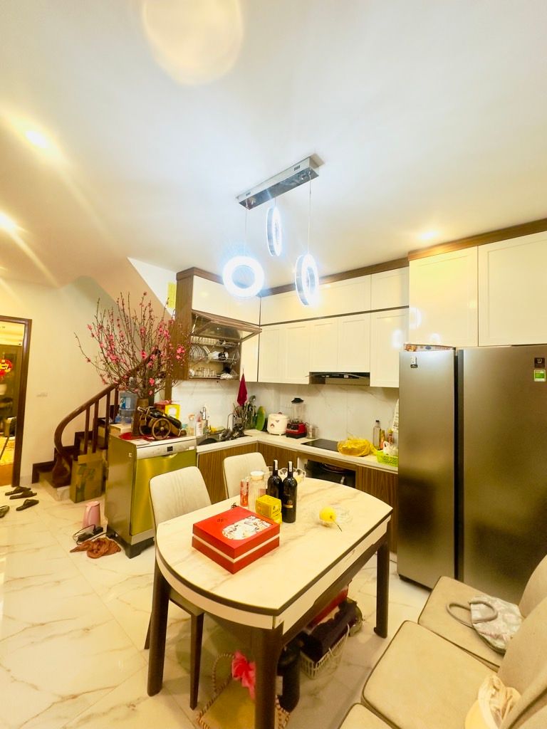 Bán nhà Thịnh Hào - diện tích 39m2 5 tầng - Ô TÔ VÀO NHÀ - giá 16 tỷ