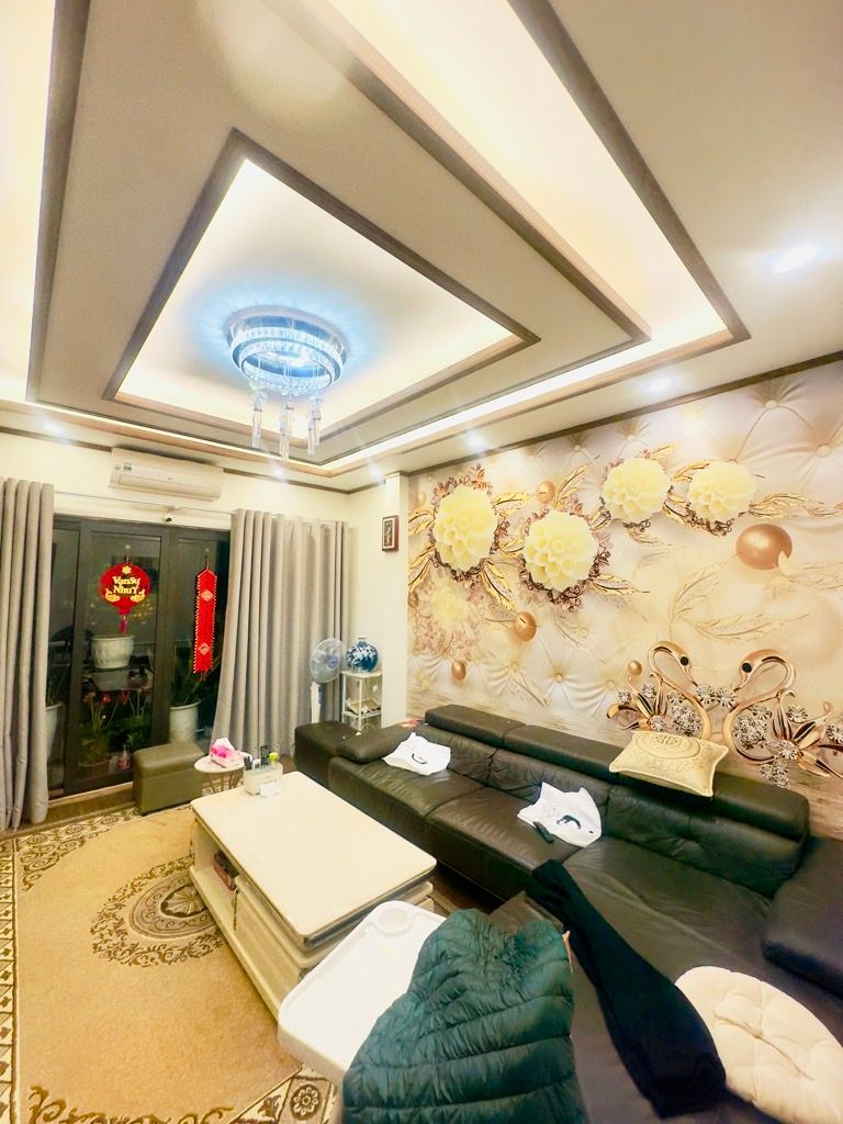 Bán nhà Thịnh Hào - diện tích 39m2 5 tầng - Ô TÔ VÀO NHÀ - giá 16 tỷ