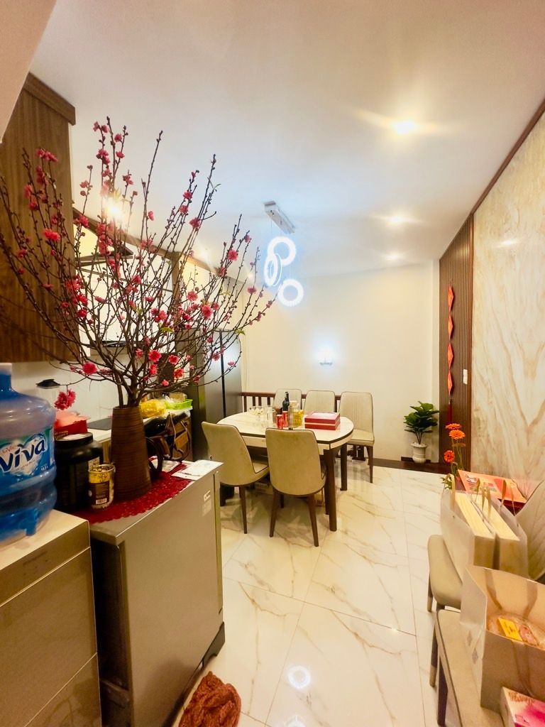 Bán nhà Thịnh Hào - diện tích 39m2 5 tầng - Ô TÔ VÀO NHÀ - giá 16 tỷ