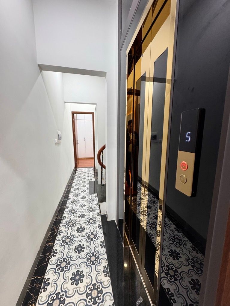 Bán nhà Bạch Đằng - diện tích 40m2 5 tầng - ô tô đỗ cửa - giá 14,8 tỷ