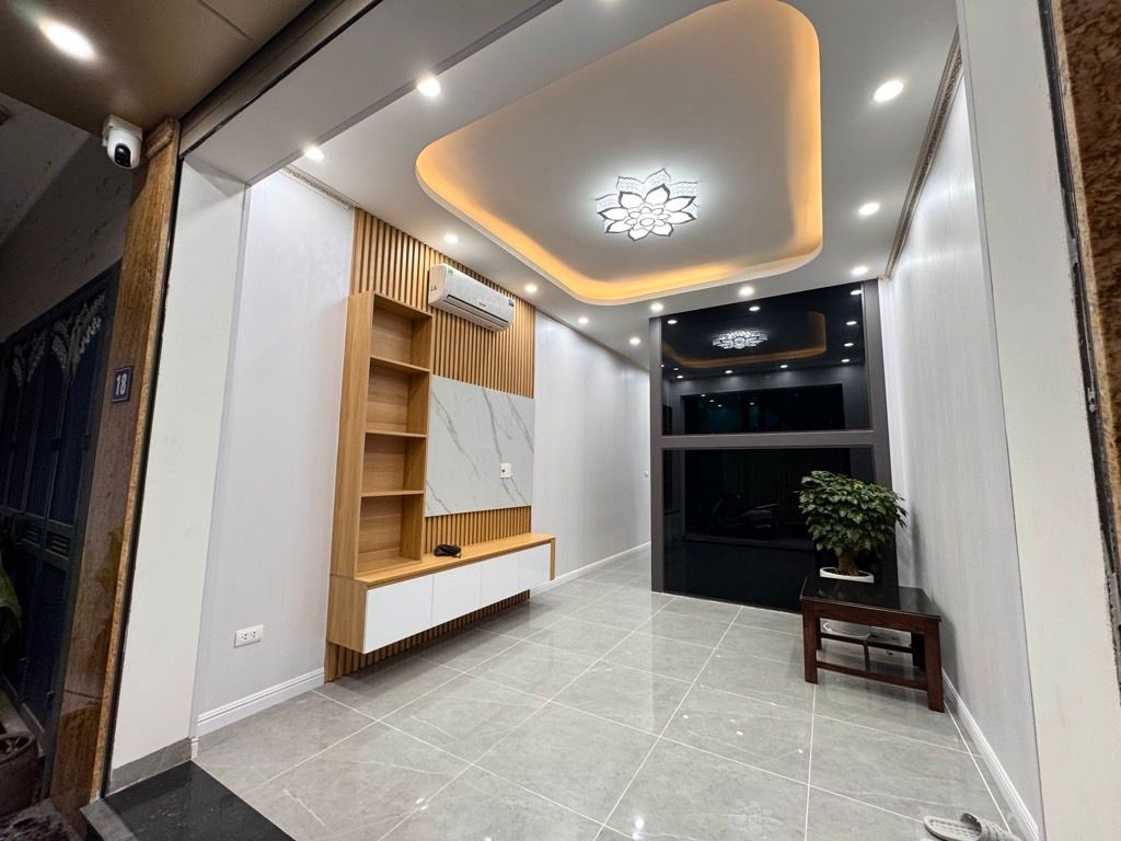 Bán nhà Bạch Đằng - diện tích 40m2 5 tầng - ô tô đỗ cửa - giá 14,8 tỷ