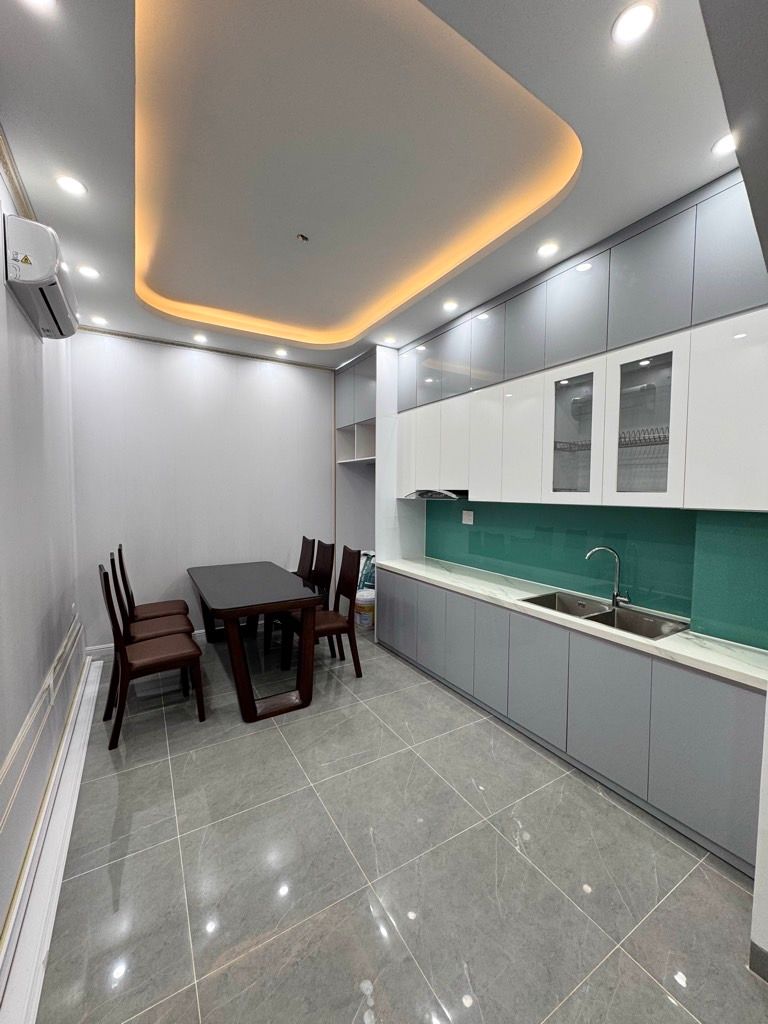 Bán nhà Bạch Đằng - diện tích 40m2 5 tầng - ô tô đỗ cửa - giá 14,8 tỷ