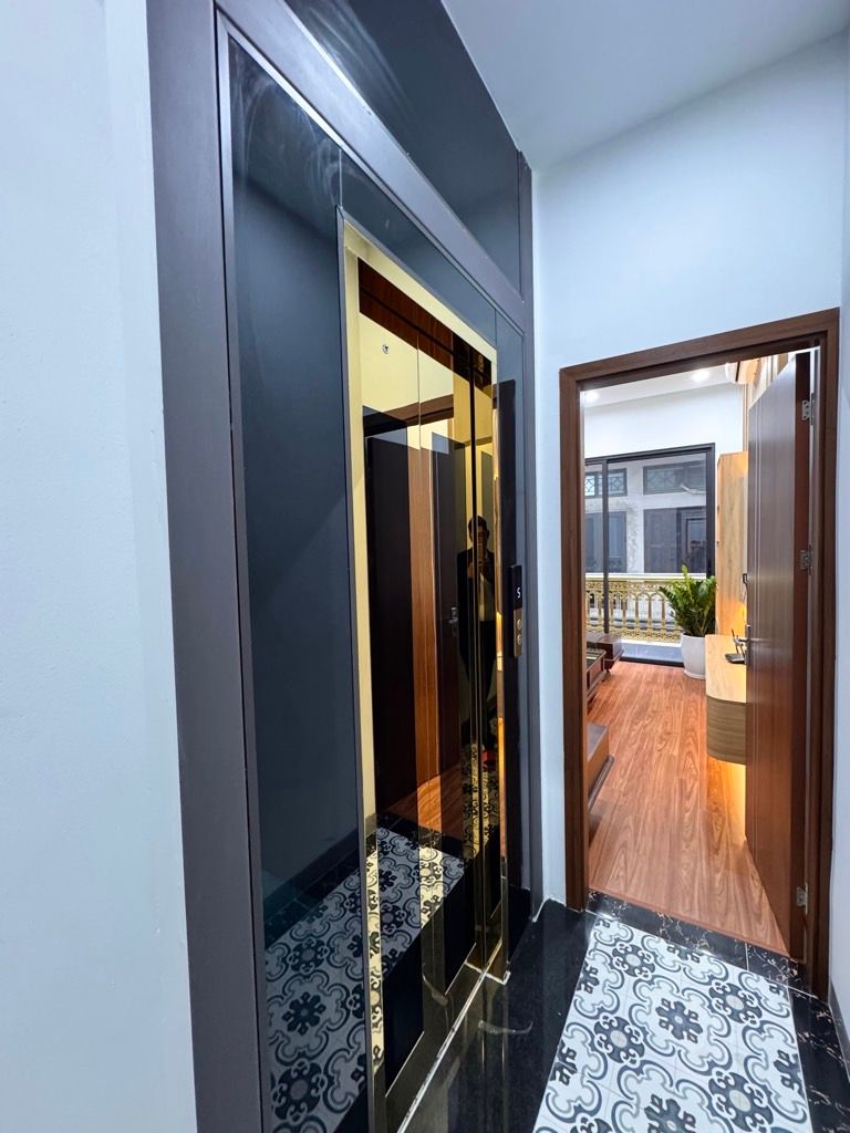 Bán nhà Bạch Đằng - diện tích 40m2 5 tầng - ô tô đỗ cửa - giá 14,8 tỷ