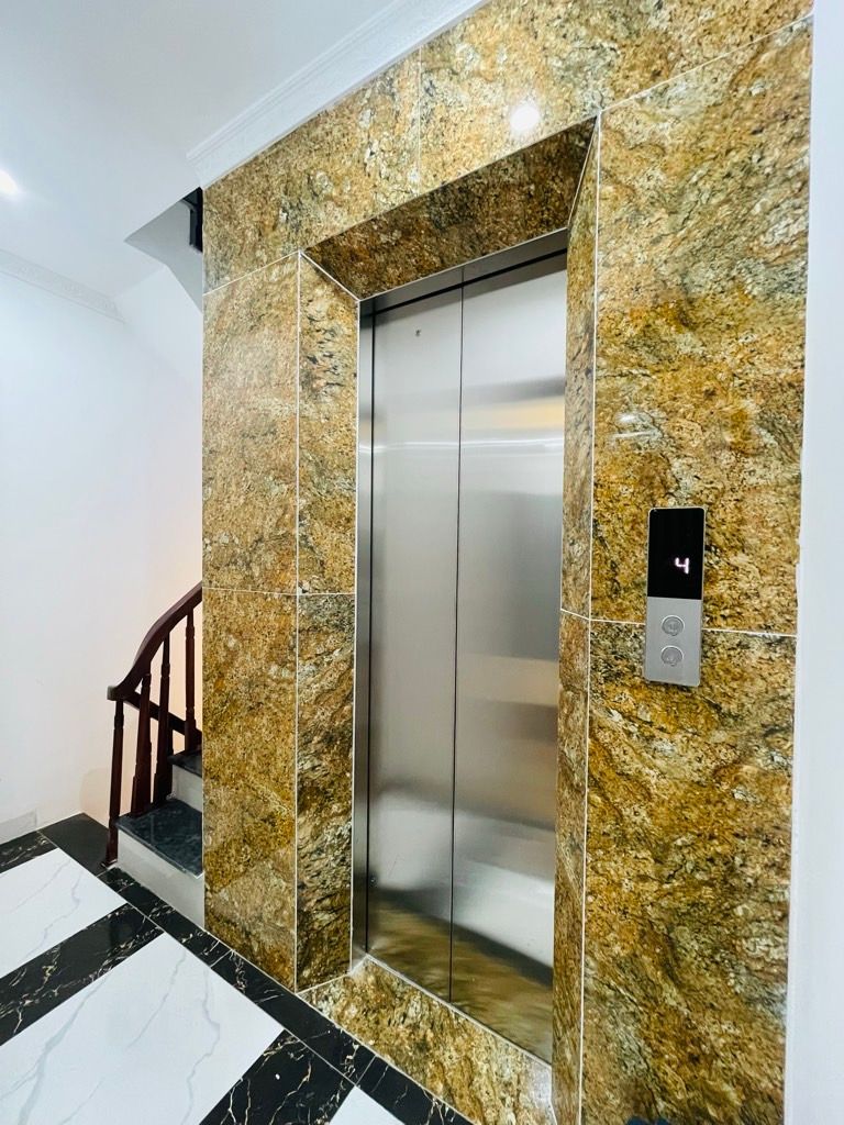 Bán nhà Văn Chương - diện tích 30m2 6 tầng - Ô tô đỗ cổng - giá 15 tỷ