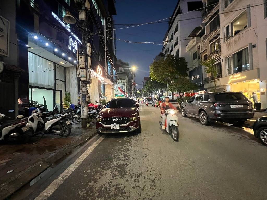 Bán nhà Nguyễn Hy Quang - diện tích 41,6m2 3 tầng - Mặt phố mới cho thuê kinh doanh sầm uất - giá 23,2 tỷ