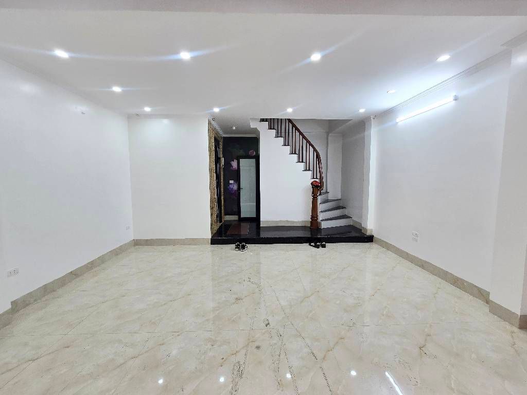 Bán nhà Minh Khai - diện tích 37m2 6 tầng - Lô góc, ô tô - giá 18,3 tỷ