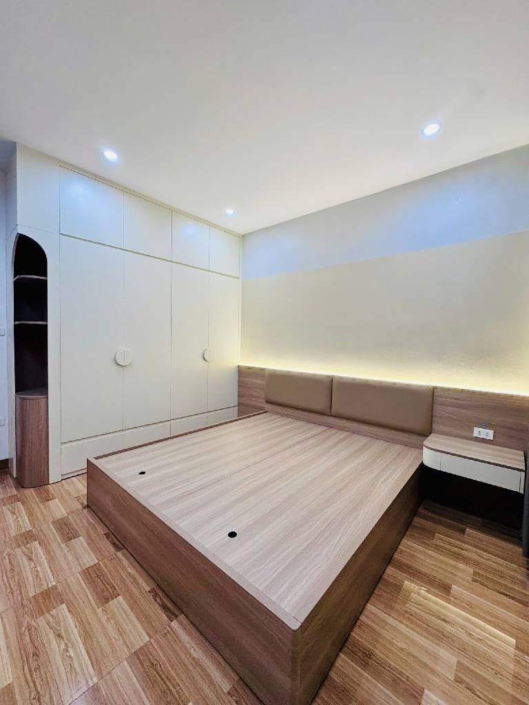 Bán nhà Hào Nam - diện tích 31m2 4 tầng - Vị trí siêu đẹp gần Ga Cát Linh - giá 10,96 tỷ