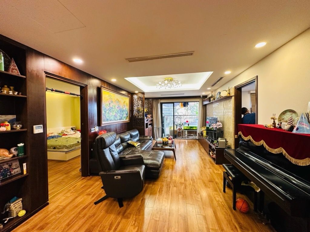 Bán nhà Hoàng Cầu - diện tích 130m2 1 tầng - Căn hộ lô góc siêu đẹp - giá 18,8 tỷ