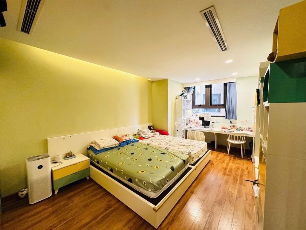 Bán nhà Hoàng Cầu - diện tích 130m2 1 tầng - Căn hộ lô góc siêu đẹp - giá 18,8 tỷ