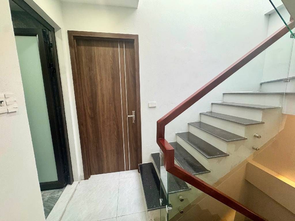 Bán nhà Tân Mai - diện tích 80.6m2 5 tầng - Ngõ ô tô vào rộng 4m - giá 17,8 tỷ