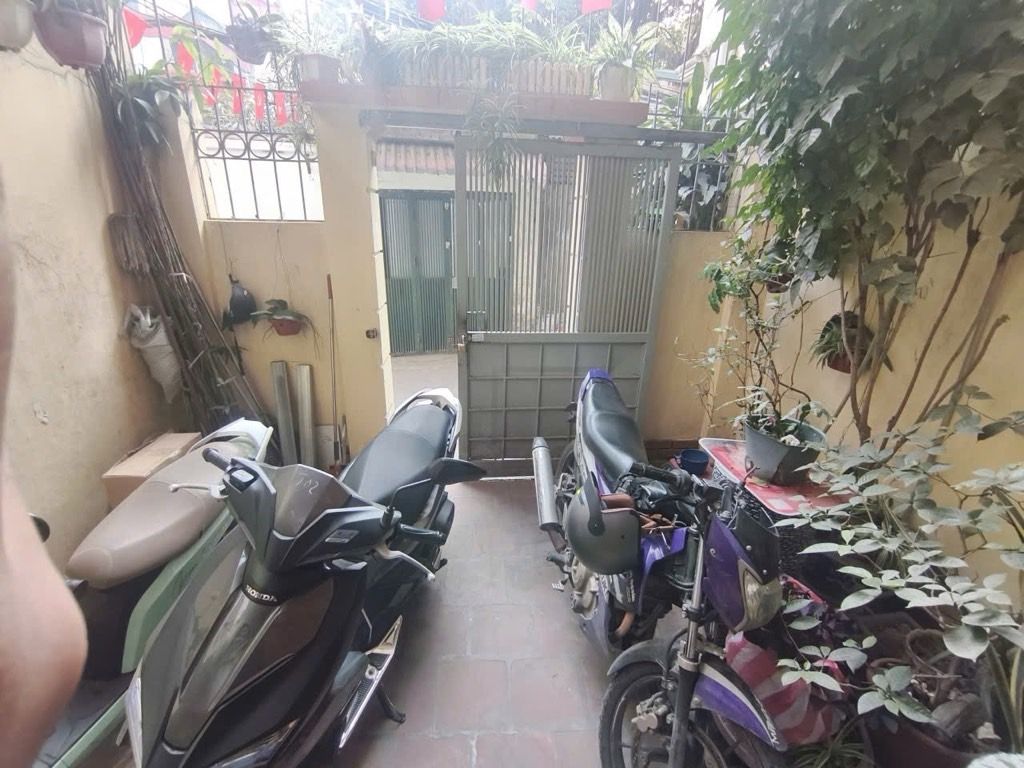 Bán nhà ngõ Trung Tả - diện tích 73.7m2 3 tầng - Nhà dân xây chắc chắn - giá 15,8 tỷ