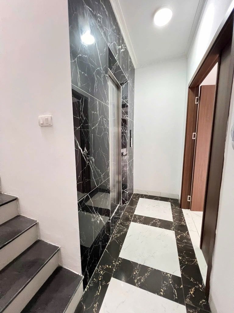 Bán nhà Văn Chương - diện tích 58,5m2 6 tầng - Ô tô đỗ cửa - giá 15,8 tỷ