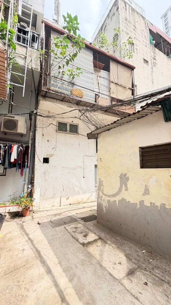 Bán nhà Nguyễn Trãi - diện tích 24m2 3 tầng - ô tô tránh - giá 4,3 tỷ