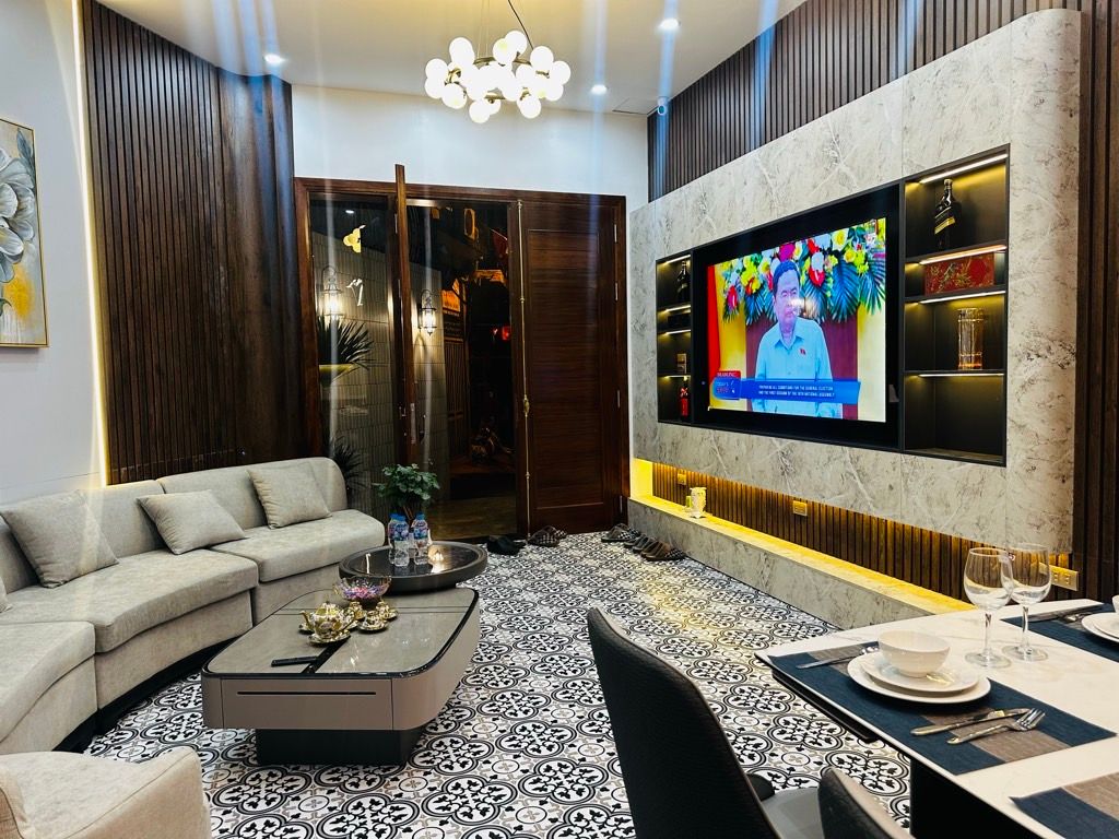 Bán nhà Hoàng Mai - diện tích 63.1m2 5 tầng - Ô TÔ ĐỖ CỬA THANG MÁY ĐẸP - giá 14,8 tỷ