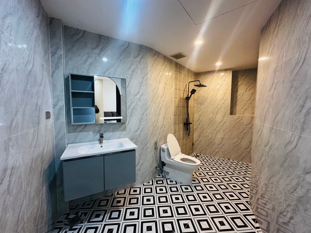 Bán nhà Hoàng Mai - diện tích 63.1m2 5 tầng - Ô TÔ ĐỖ CỬA THANG MÁY ĐẸP - giá 14,8 tỷ